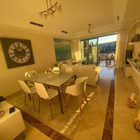 Con Terraza Sobre La Marina De Sotogrande Apartment