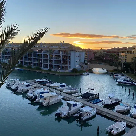 Con Terraza Sobre La Marina De Sotogrande
